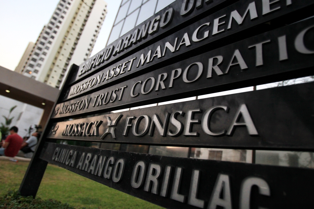 Cartel frente a la sede del despacho Mossack Fonseca.