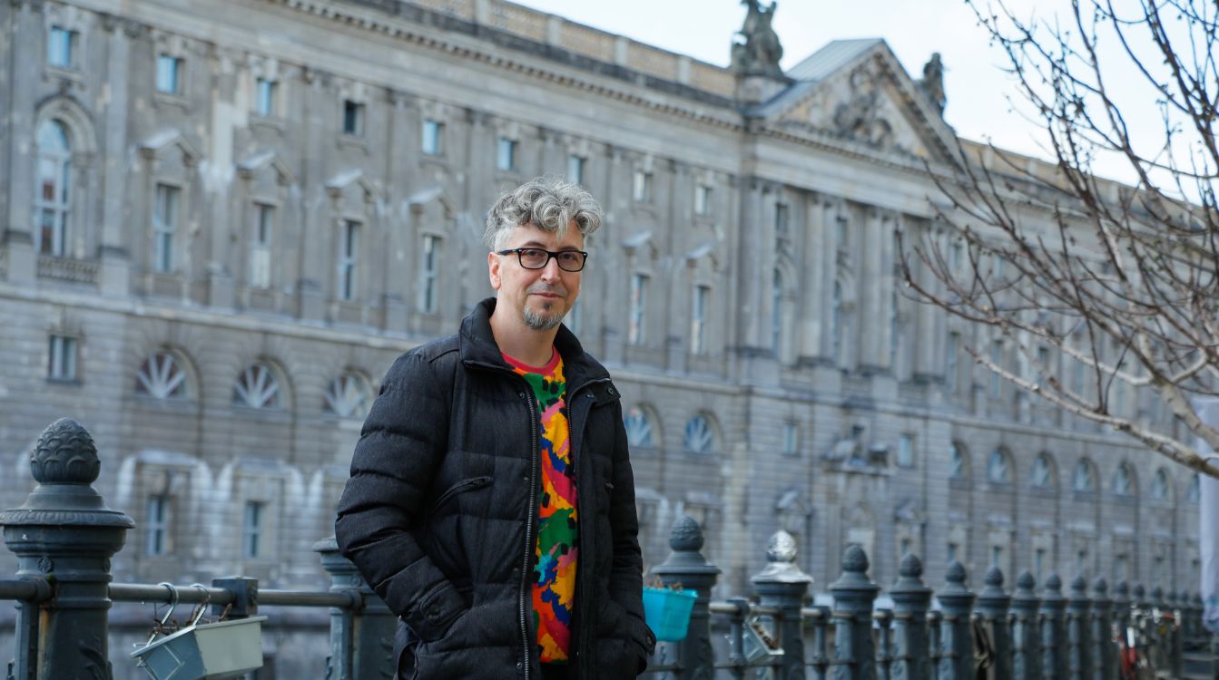 Benito Olmo posa ante la fachada de la Biblioteca Central de Berlín, donde acabaron muchos de los ejemplares robados por los nazis. (Foto: Javier Ocaña)