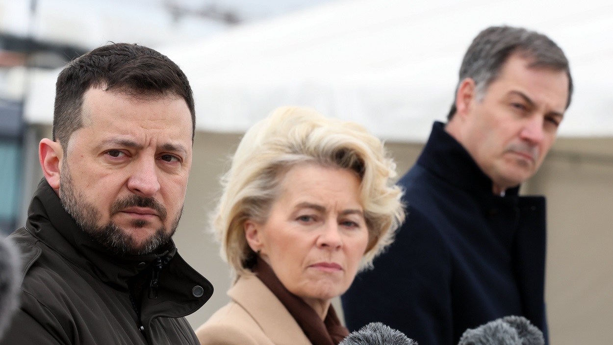 El presidente ucraniano, Volodimir Zelenski, la presidenta de la Comisión Europea, Ursula Von der Leyen, y el primer ministro belga, Alexander de Croo. EP