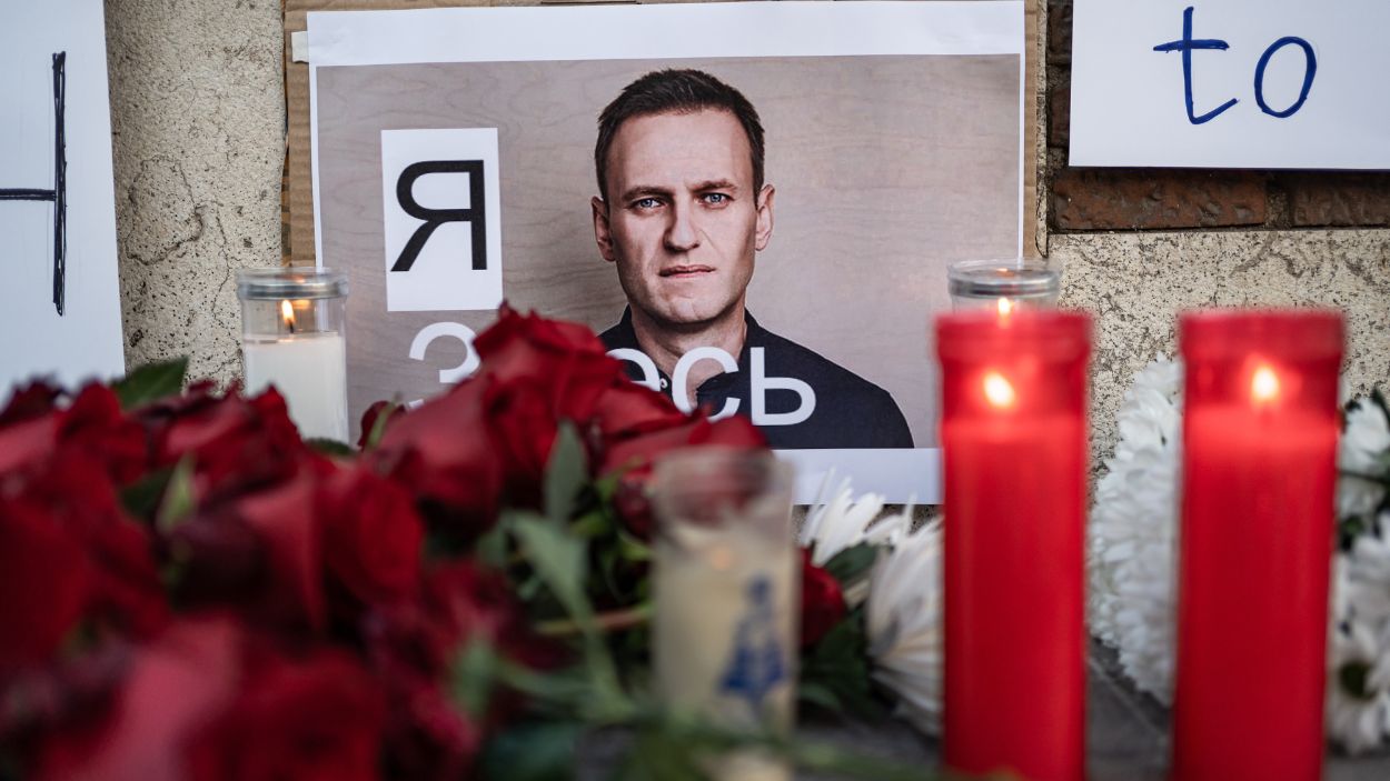 Varias flores y velas junto a una foto de Alexéi Navalni, durante una concentración por la muerte de Alexéi Navalni, en la Embajada Rusa de Madrid, a 16 de febrero de 2024, en Madrid (España). EP