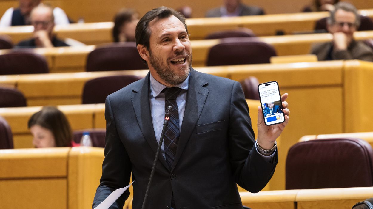 El ministro de Transportes y Movilidad Sostenible, Óscar Puente, interviene durante una sesión plenaria en el Senado, a 20 de febrero de 2024, en Madrid (España). EP
