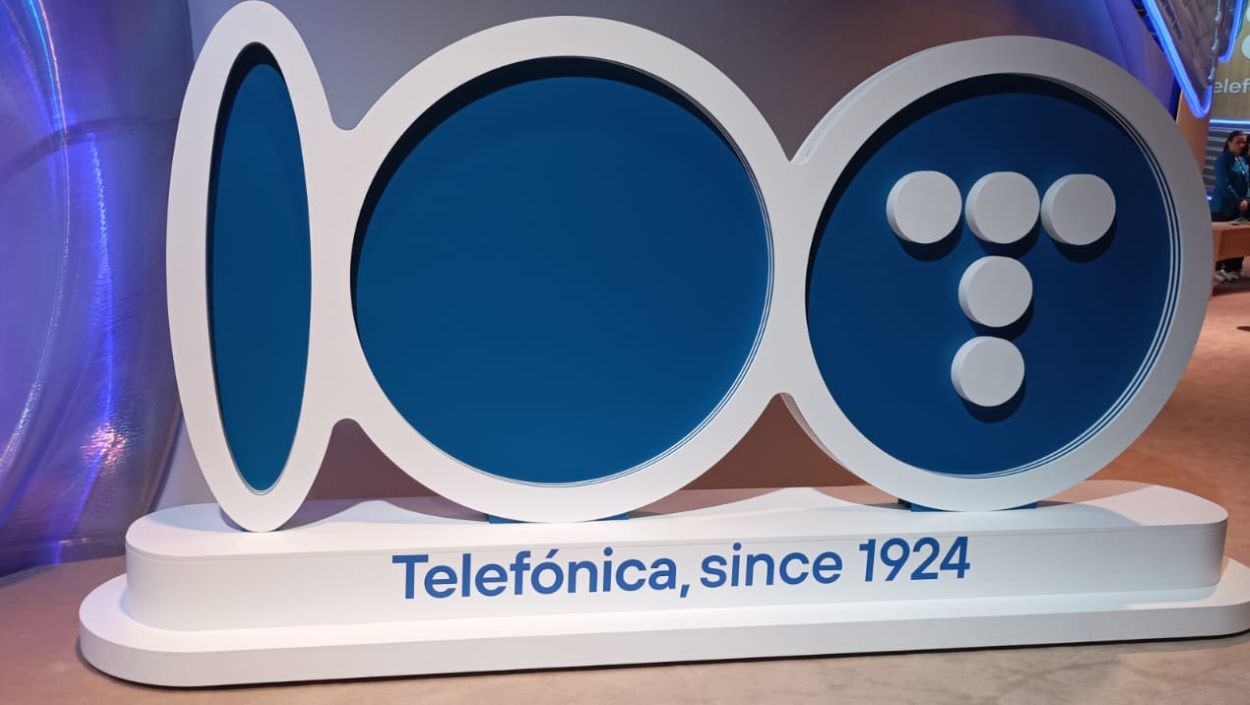 Logo del centenario de Telefónica en su stand del Mobile World Congress (MWC) 2024