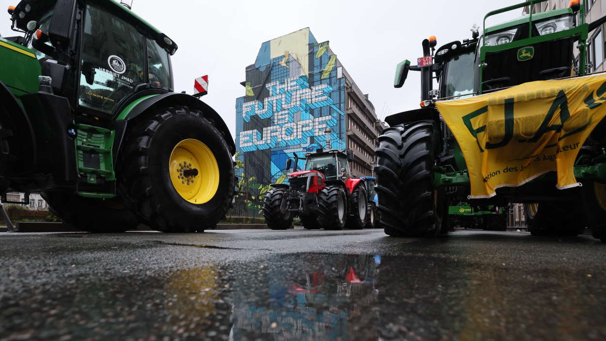 Los agricultores incendian Bruselas y presionan sobre la capital española. EP.