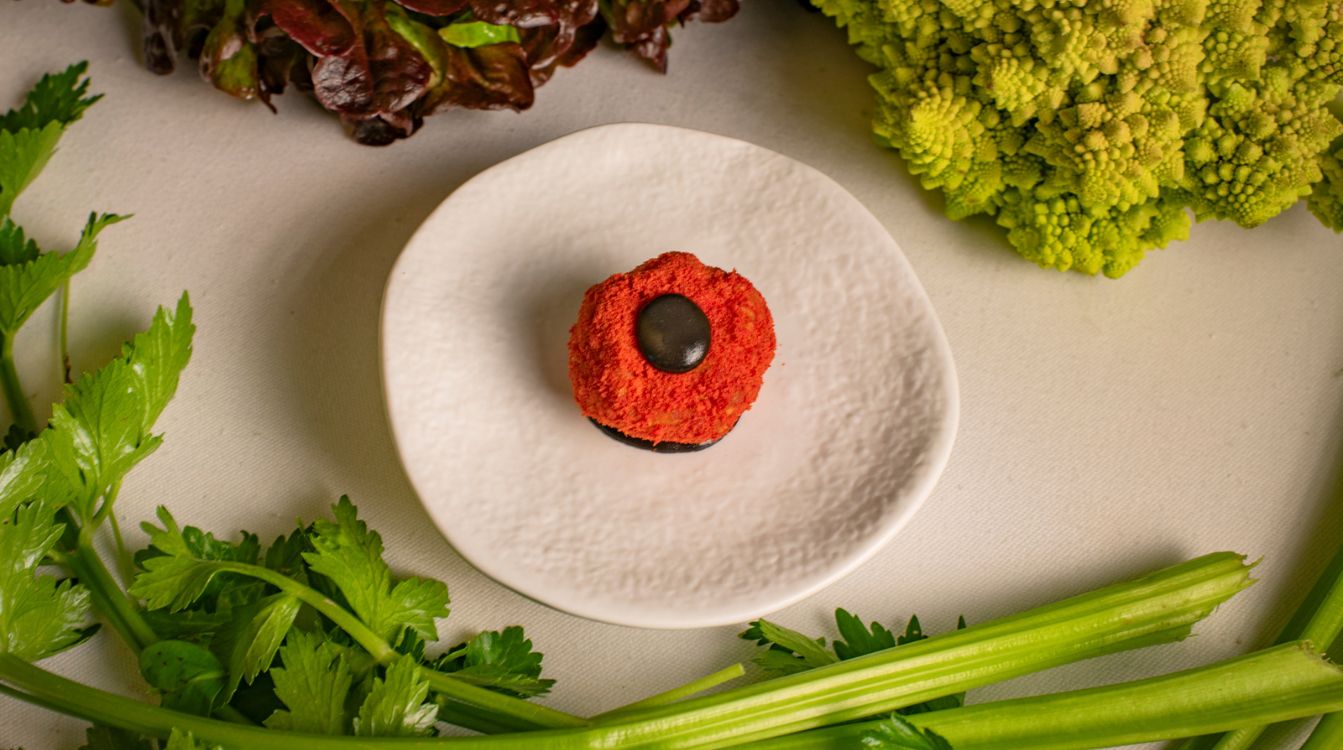 Croqueta de tomate escabechado y cremoso de trompeta negra.