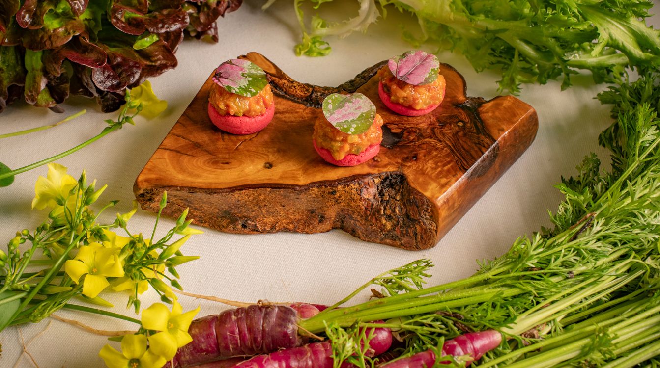 Tartar de tomate raf a modo de steak sobre merengue de aquafaba-remolacha con hoja de queso.