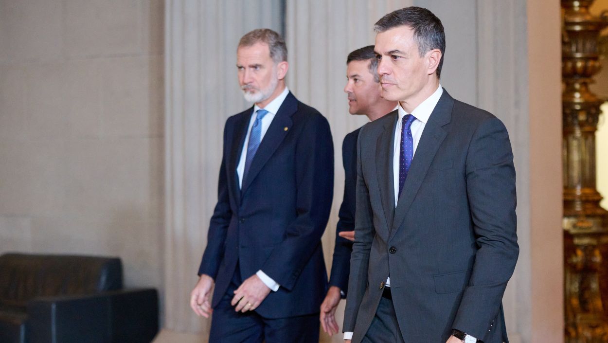 El rey Felipe VI, el presidente de Paraguay, Santiago Peña, y el presidente del Gobierno, Pedro Sánchez, a su llegada a la cena inaugural del MWC