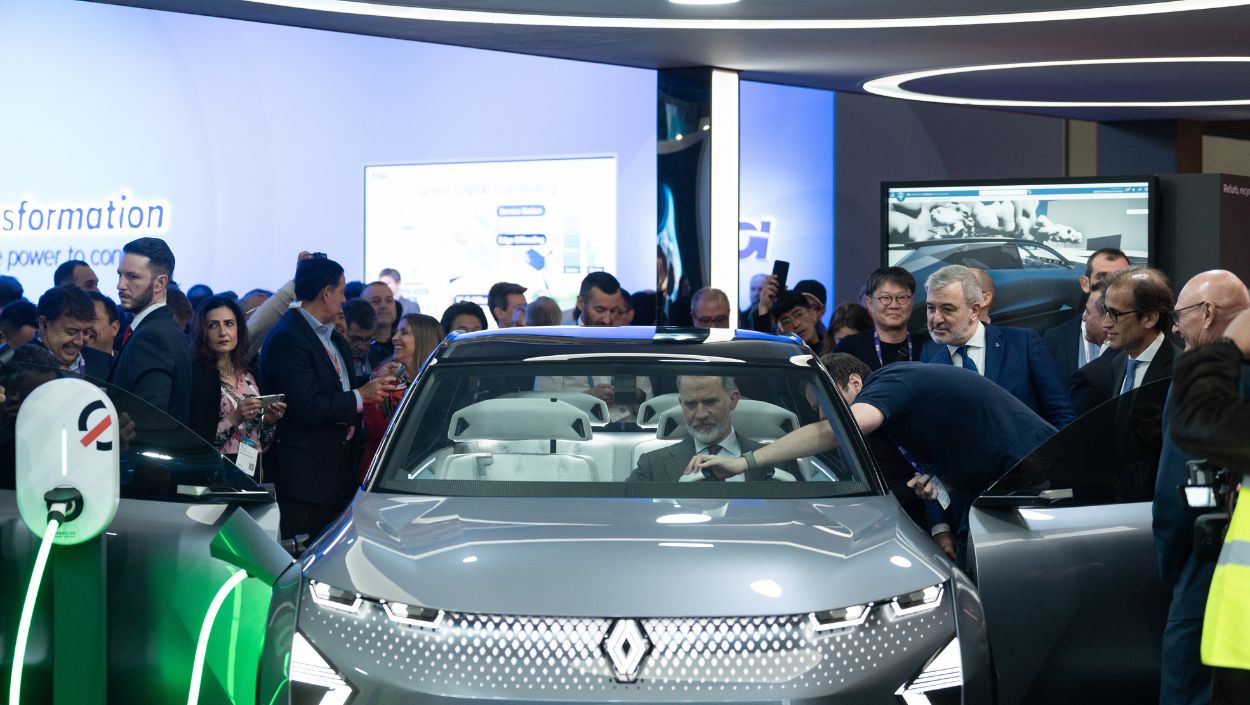 El rey Felipe VI prueba uno de los vehículos en el stand de Renault. EP