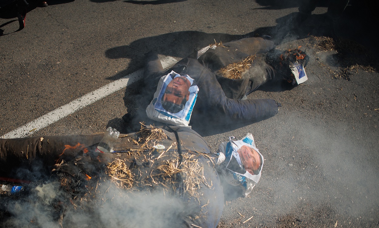 Agricultores queman muñecos con la cara de Sánchez y Planas. EP