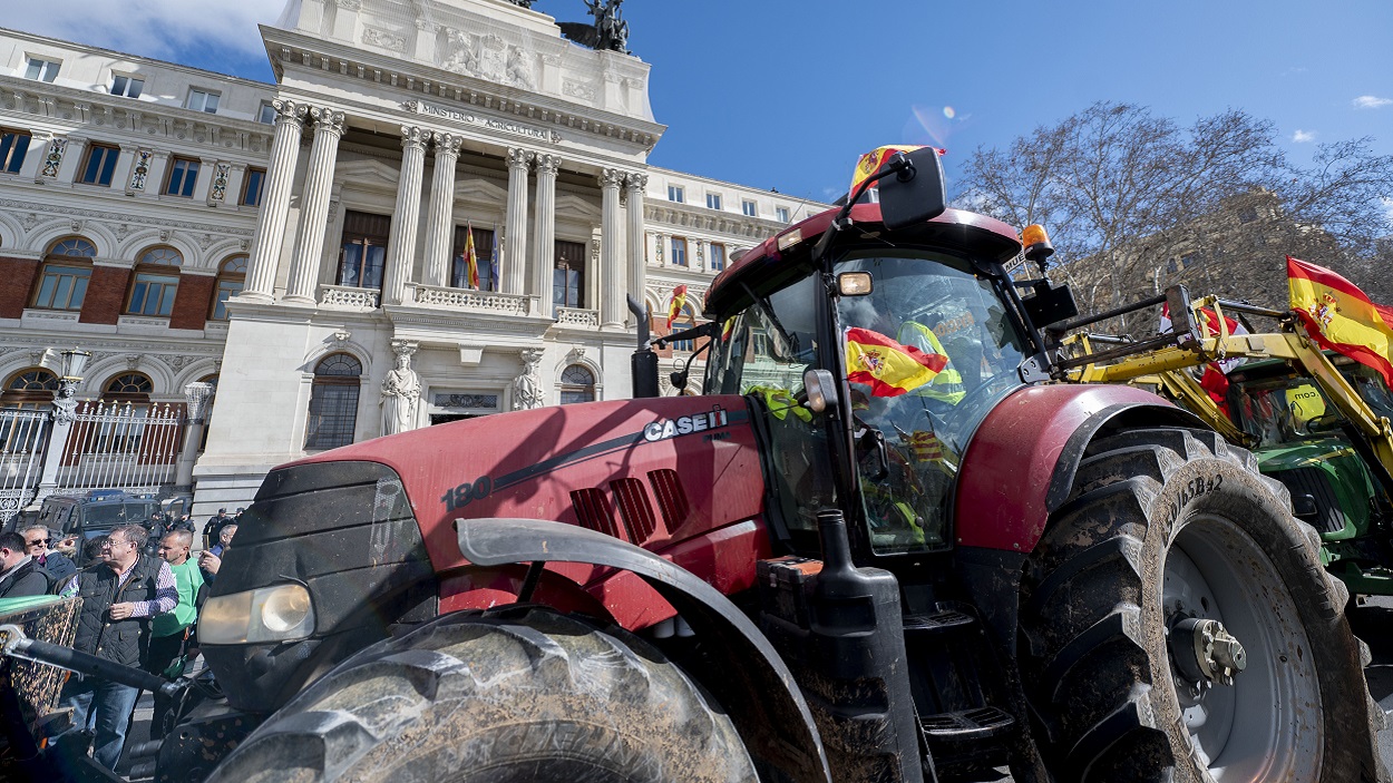 Un tractor llega a la concentración de agricultores en el Ministerio de Agricultura, a 26 de febrero de 2024, en Madrid. EP.