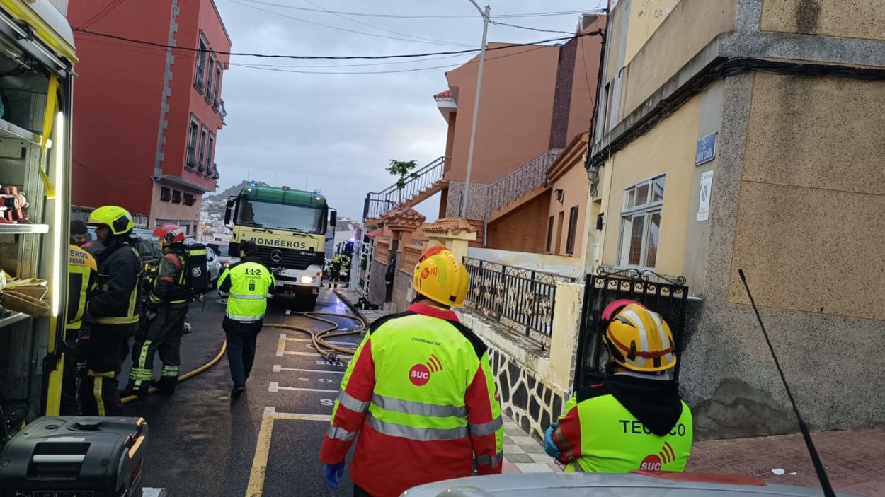 Trabajadores de emergencias personados en la calle Santa Clara de Arucas (Gran Canaria). EP. 