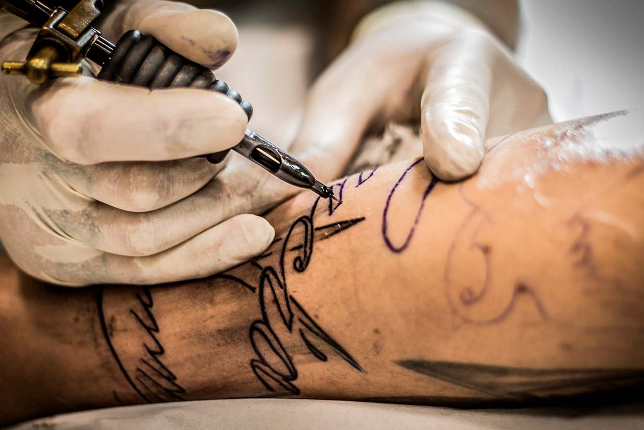 La tinta usada en los tatuajes incluye ingredientes que no están en sus etiquetas y algunos pueden ser dañinos