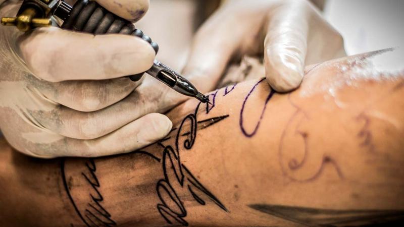 La tinta usada en los tatuajes incluye ingredientes que no están en sus etiquetas y algunos pueden ser dañinos