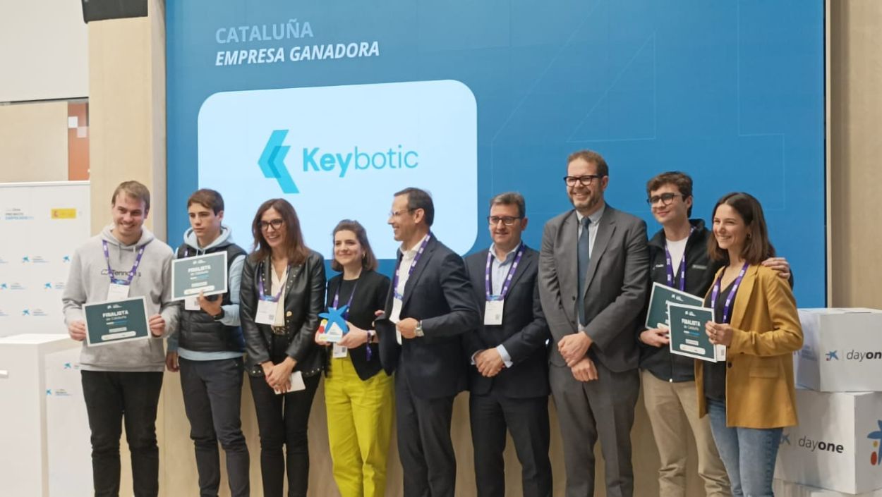 Foto de familia de los finalistas de los Premios EmprendeXXI de CaixaBank, entregados este martes en el MWC 2024 de Barcelona