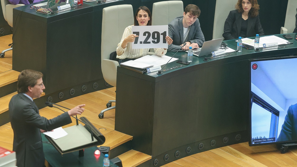 La protavoz de Más Madrid en el Ayuntamiento, Rita Maestre (i), junto al portavoz adjunto de Más Madrid en el Ayuntamiento, Eduardo Fernández Rubiño (2d), enseña al alcalde de Madrid, José Luis Martínez-Almeida (1i), la cifra de muertes en residencias de mayores de la Comunidad de Madrid durante la pandemia. EP.