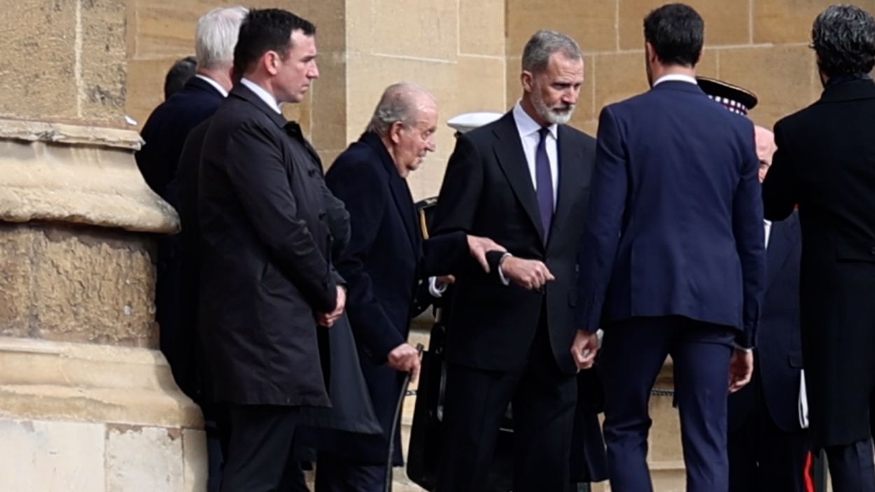El rey Juan Carlos I saliendo del brazo de su hijo, el rey Felipe VI, del funeral por Constantino de Grecia en el Palacio de Windsor. EP.