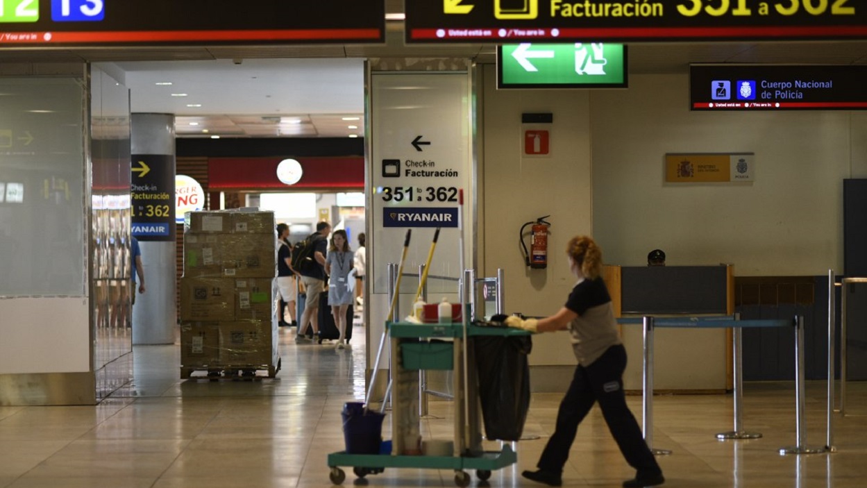 Trabajadoras de la limpieza denuncian el abandono de Aena en el Aeropuerto de Madrid. EP.