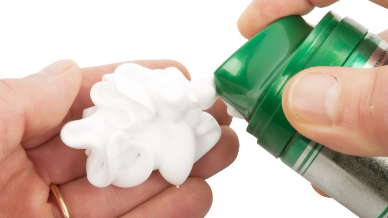 La espuma de afeitar sirve para quitar manchas de maquillaje de la ropa.