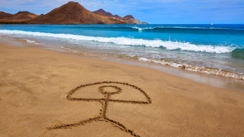 Un Indalo, el símbolo característico de Almería, dibujado en la Playa de los Genoveses, Níjar.