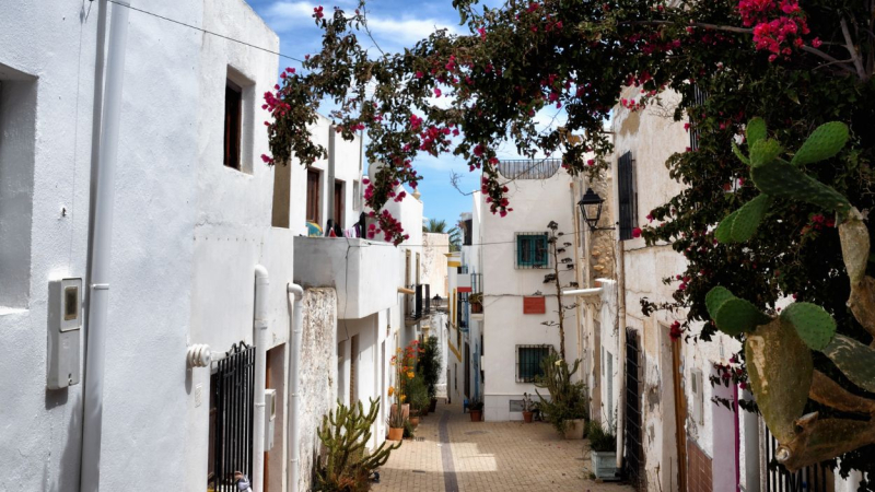 Preciosas calles blancas del pueblo de Níjar, en Almería.
