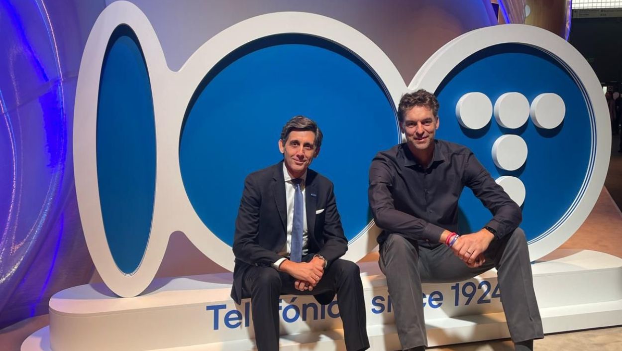 El presidente de Telefónica, José María Álvarez Pallete, junto al ex deportista Pau Gasol en el MWC 2024