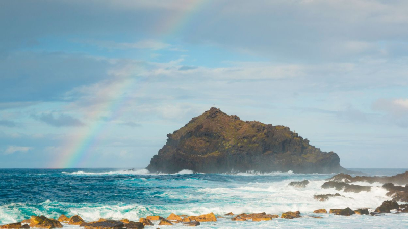 Islote de Garachico bajo el arcoiris, que da nombre al pueblo.