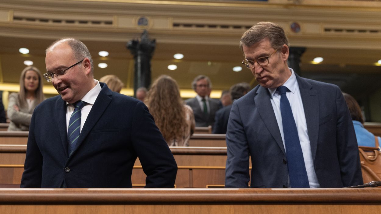 El presidente del PP, Alberto Núñez Feijóo, junto a su número dos, Miguel Tellado, en el Congreso. EP. 