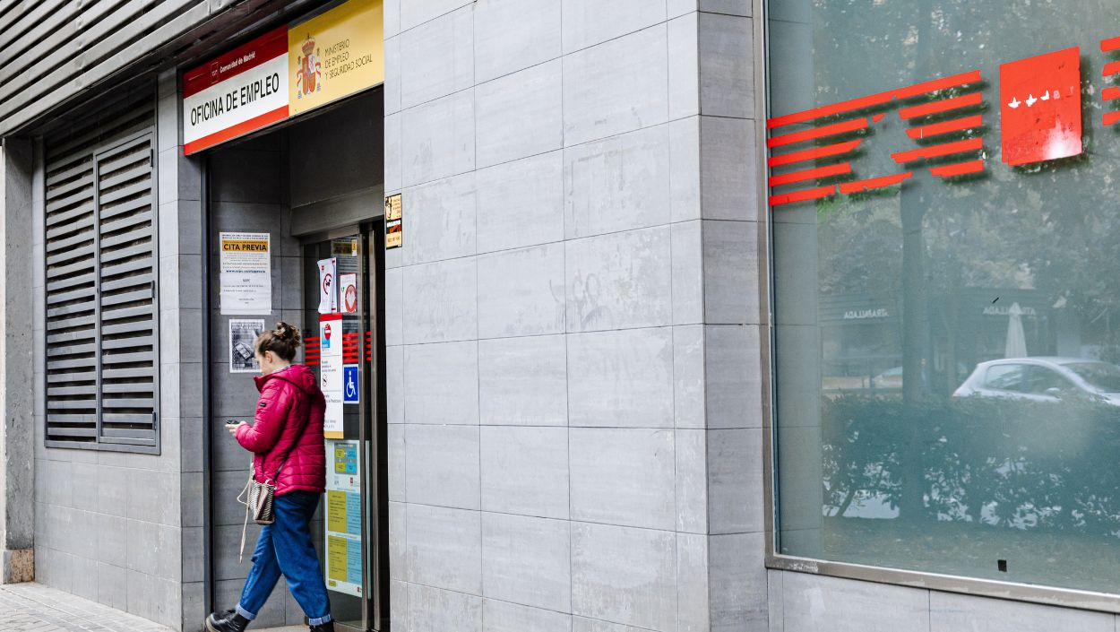 Una mujer en la entrada de una oficina del SEPE. EP