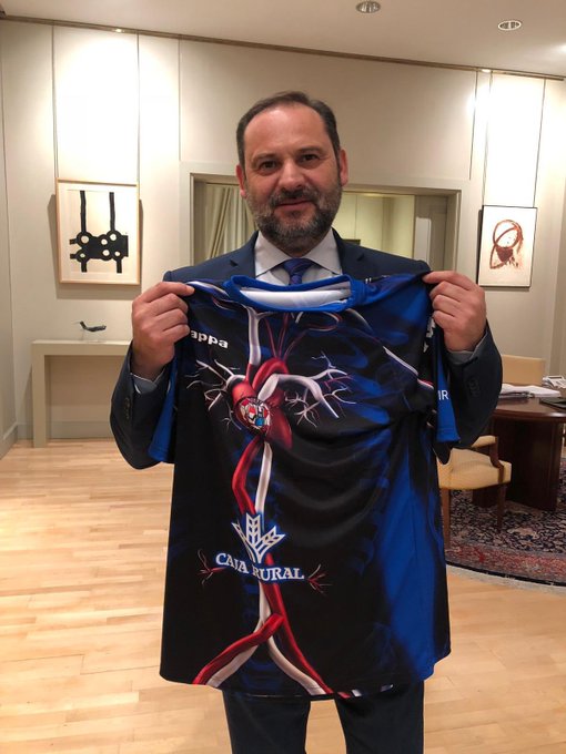 El exministro de Transportes, José Luis Ábalos, posa con la camiseta del Zamora CF en 2018. Twitter Zamora CF. 