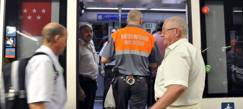 Vigilante de seguridad privada en el Metro de Madrid.