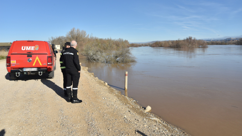 Operarios de la UME trabajan en la orilla del Ebro a su paso por Novillas. Europa Press