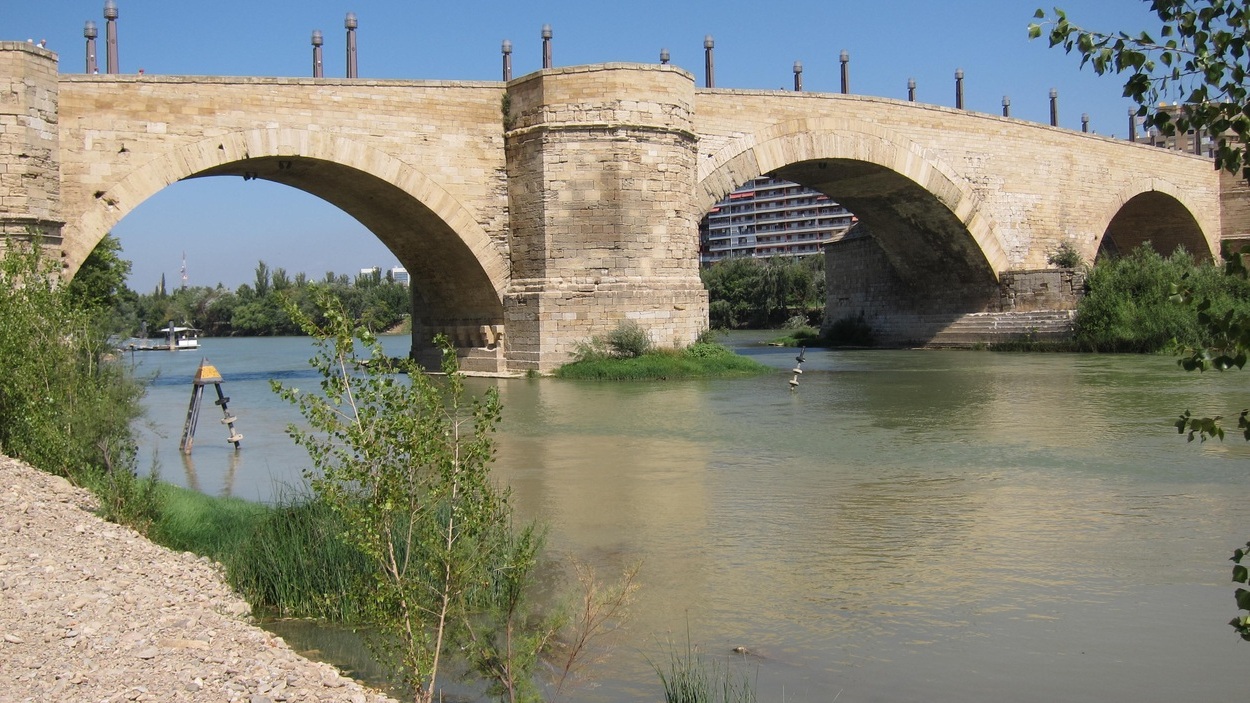 El Ebro a su paso por el Puente de Piedra en Zaragoza. Europa Press