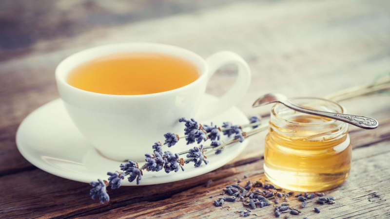 El té con miel es un excelente remedio contra la tos