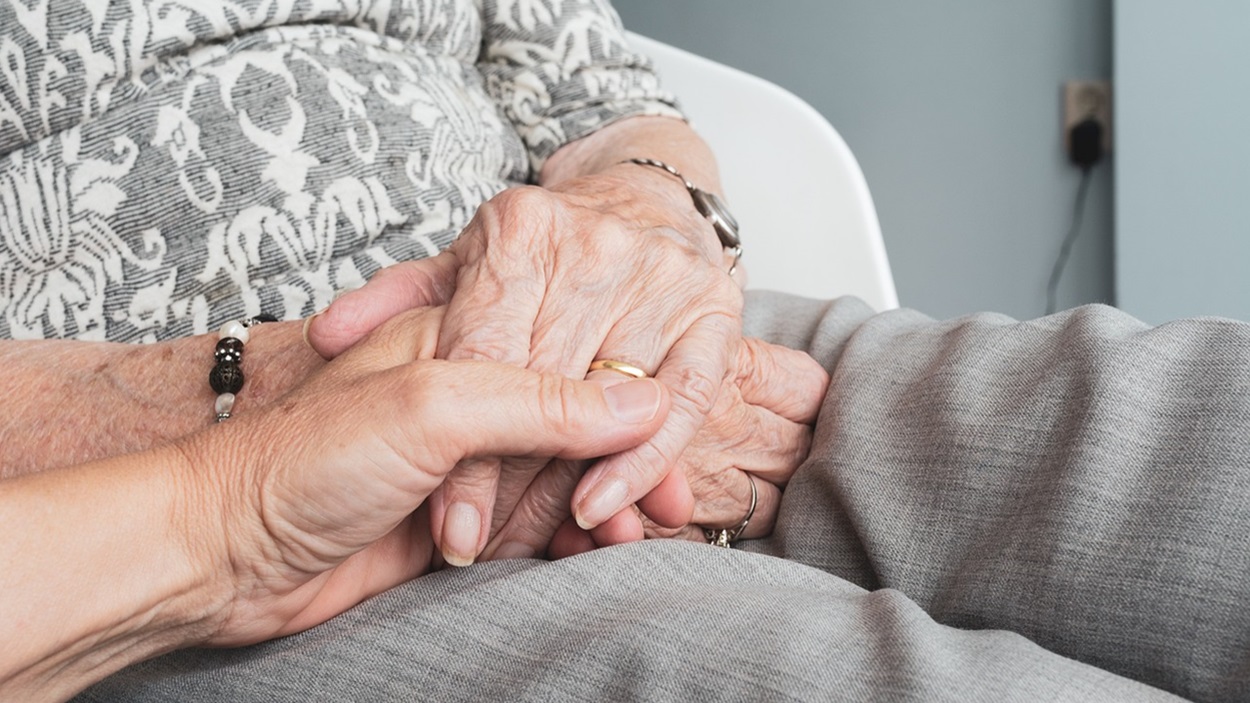 La soledad no deseada, un desafío para la salud y el bienestar de los mayores