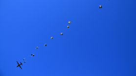 Aviones estadounidenses lanzan paquetes de alimentos en Gaza. EP.