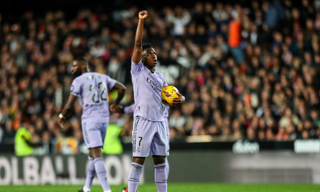 VInicius celebra su primer gol ante el Valencia en Mestalla. EP