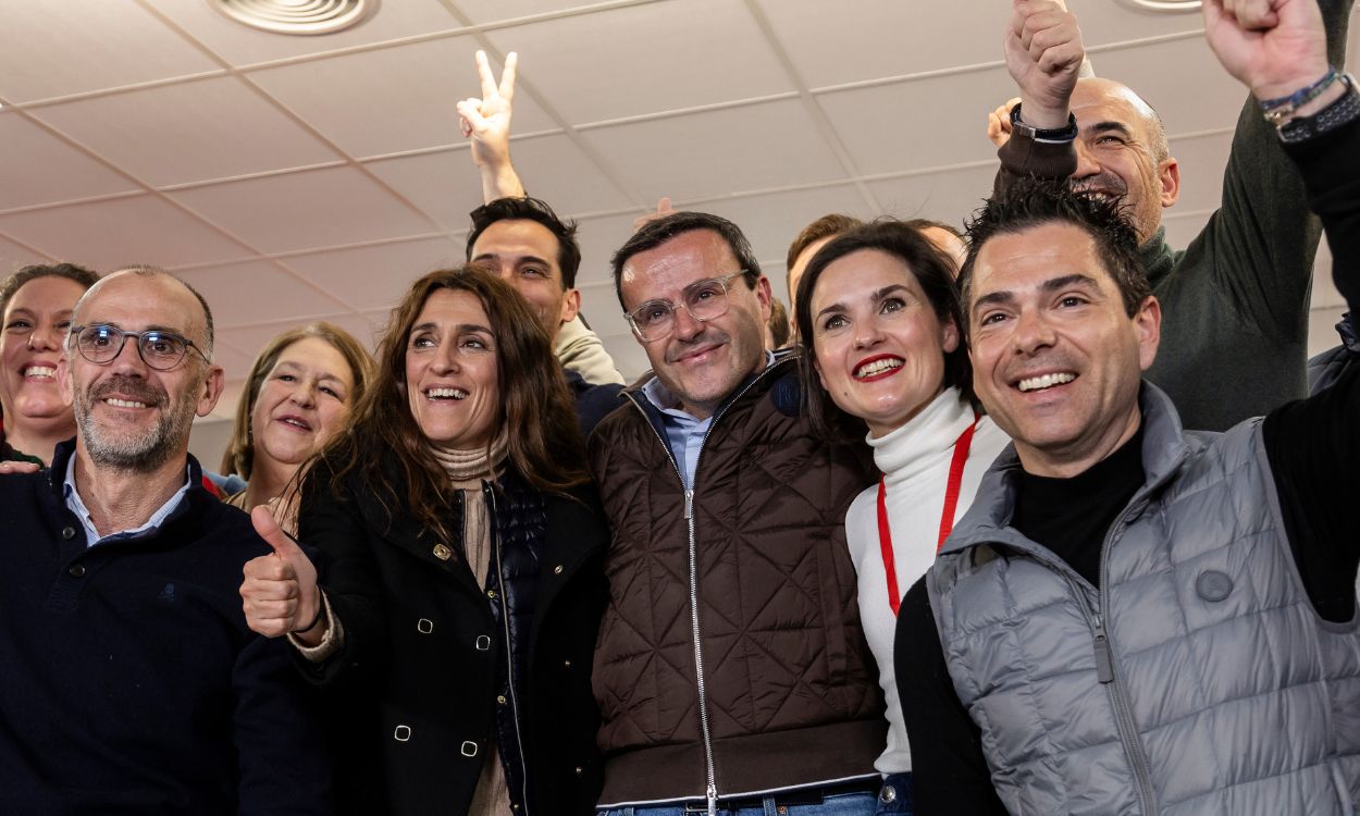 El presidente de la Diputación de Badajoz, Miguel Ángel Gallardo (c), tras vencer las primarias a la Secretaría General del PSOE de Extremadura, en la sede del PSOE de Extremadura, a 2 de marzo de