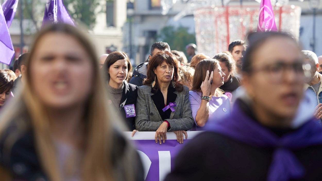 Ana Redondo, ministra de Igualdad, en la marcha del 25N. EP