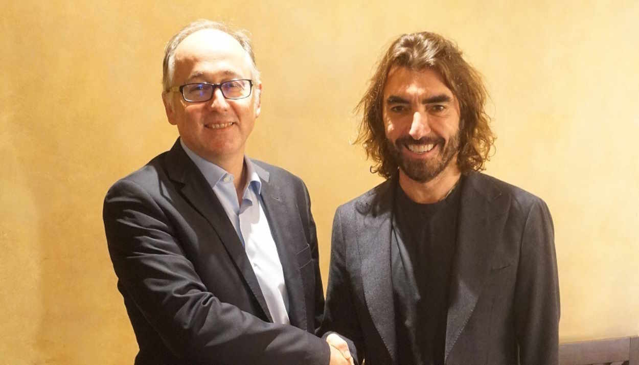 El consejero delegado de Iberia, Luis Gallego, junto al consejero delegado de Globalia, matriz de Air Europa, Javier Hidalgo, en el primer acuerdo de fusión en 2019. EP