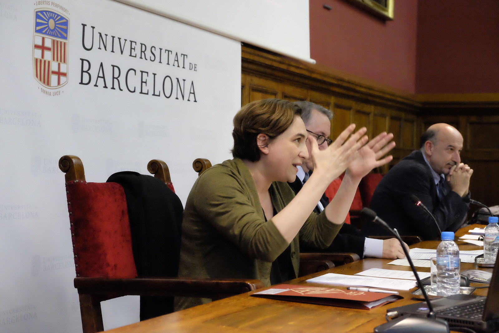 Ada Colau durante una conferencia para la Universitat de Barcelona.