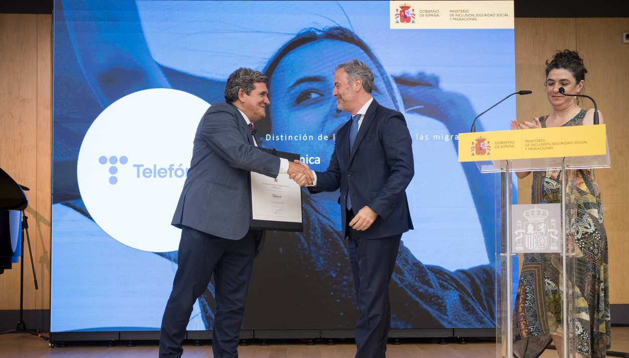 El ministro de Inclusión, Seguridad Social y Migraciones, José Luis Escrivá, entrega la distinción de la Inclusión y las Migraciones a Telefónica en un acto celebrado en julio de 2023. EP