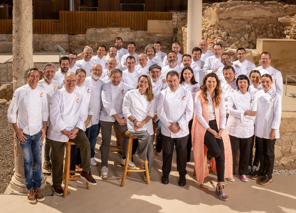 María Ritter, directora de Guía Repsol posa con Begoña Rodrigo y el resto de los Tres Soles Repsol en el Foro Romano de Cartagena (Foto: Sofía Moro y Alfredo Cáliz)