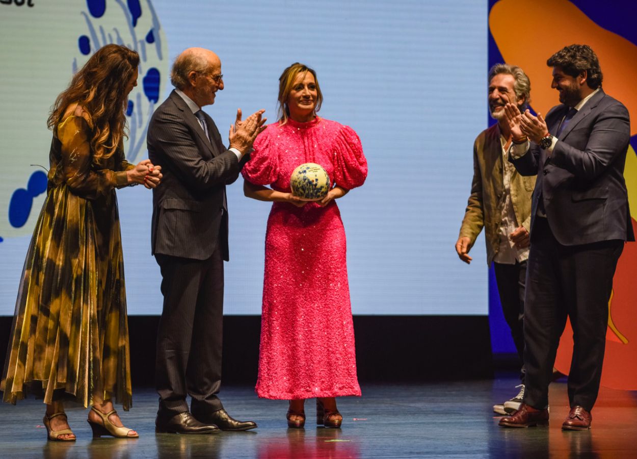Begoña Rodrigo, en el momento de recoger el premio Tres Soles de Guía Repsol (Foto: Sofía Moro y Alfredo Cáliz)