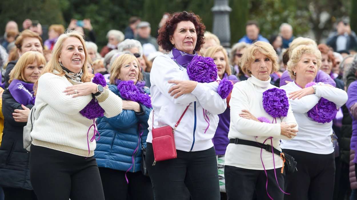 Flashmob de mujeres de centros de mayores en el Palacio Real de Madrid. EP