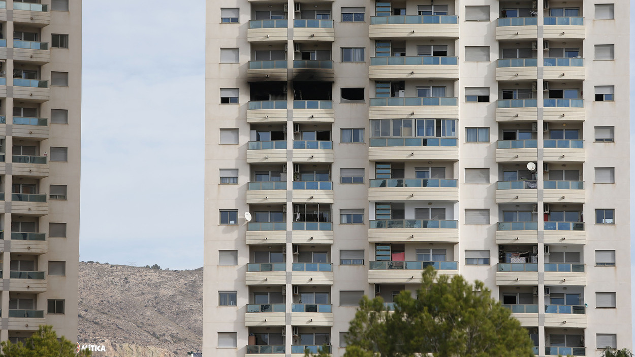 Fachada del edificio incendiado en Villajoyosa (Alicante). Europa Press