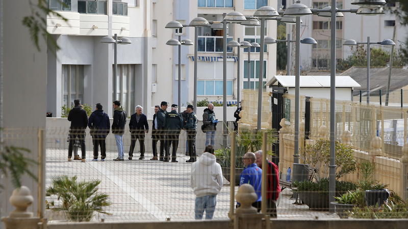 Guardia Civil y bomberos al lado del edificio incendiado en Villajoyosa (Alicante). Europa Press