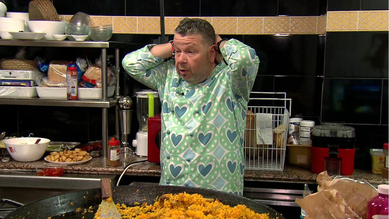 Alberto Chicote, agredido con un "pañal de excrementos" en el rodaje de 'Pesadilla en la cocina'. Atresmedia