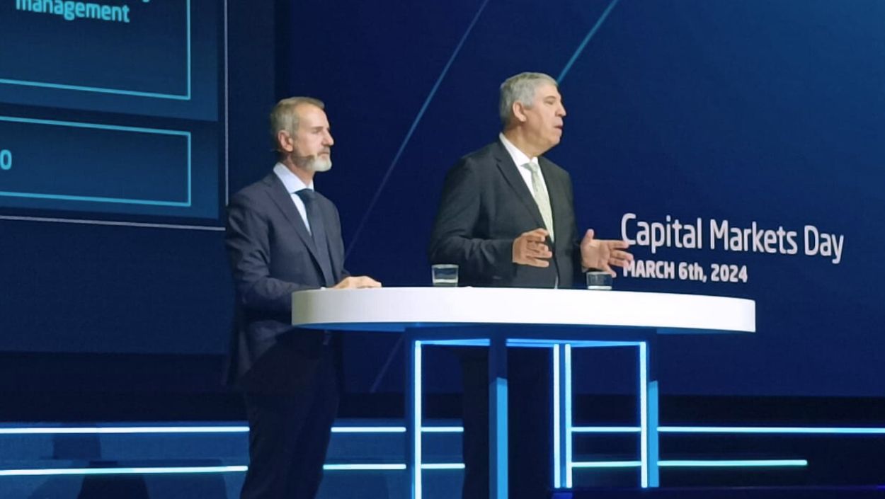 El presidente de Indra, Marc Murtra, junto al consejero delegado, José Vicente de los Mozos, durante el Capital Markets Day 2024