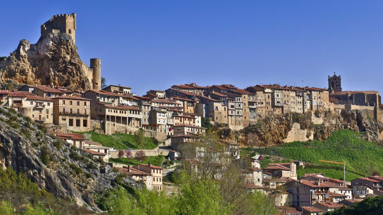El pueblo de Frías (Burgos), con castillo y casas colgadas, es la ciudad más pequeña de España. Las Merindades