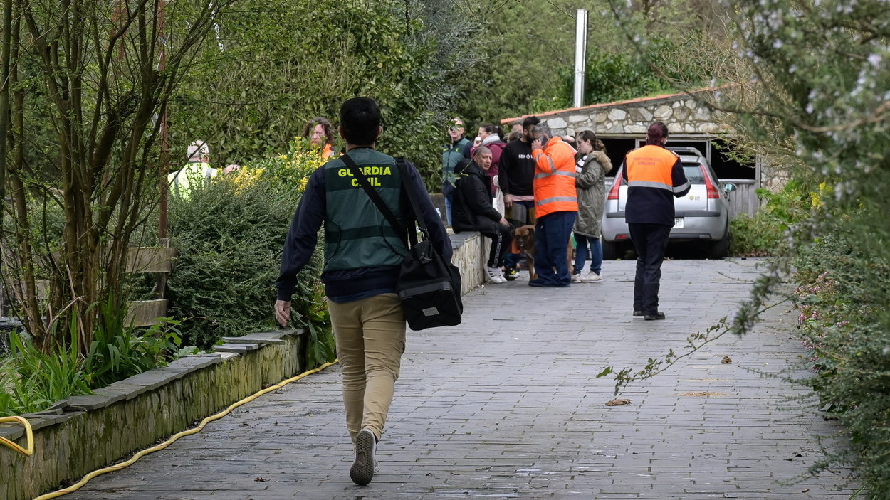 Guardia Civil llegando a la vivienda calcinada en Bergondo, A Coruña. Europa Press