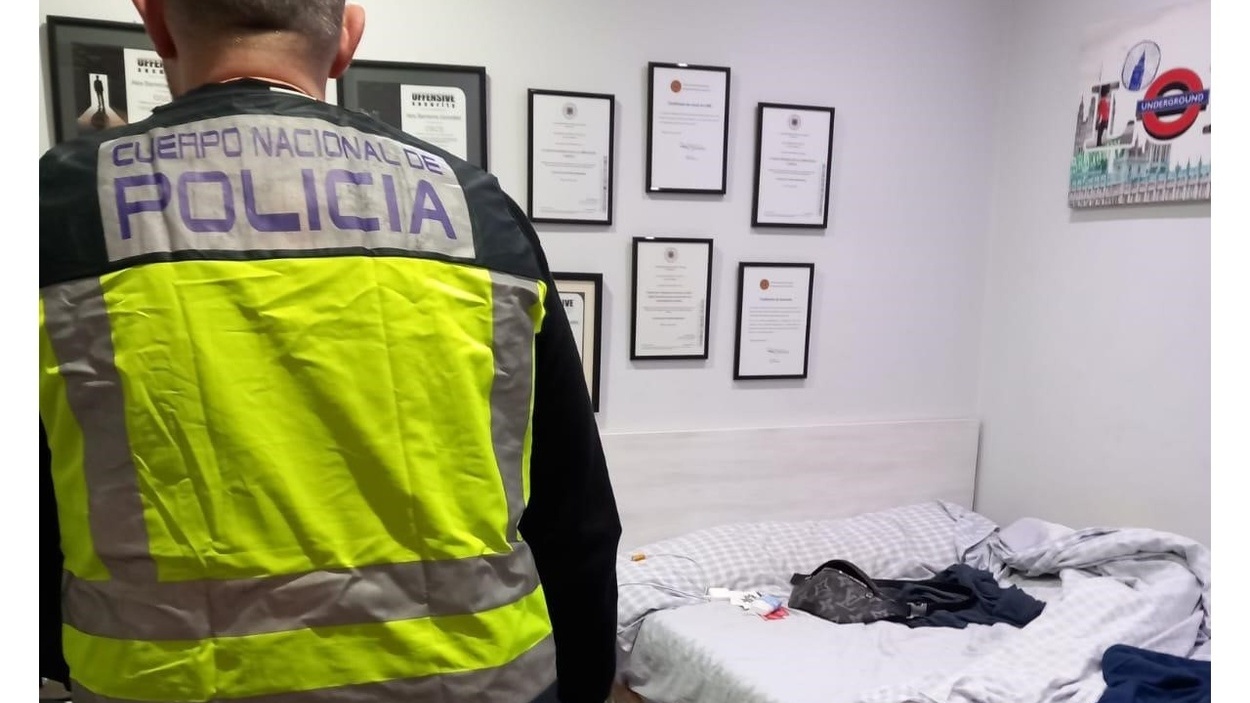 Agente de Policía Nacional en el registro de la vivienda del joven hacker en Ourense. POLICÍA NACIONAL